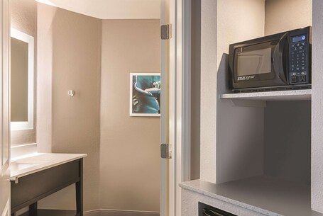 La Quinta Inn Suites by Wyndham Orlando UCF - Image 32