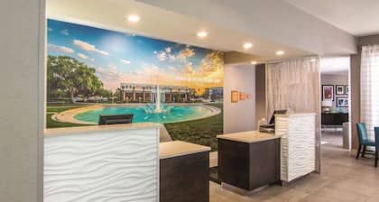 La Quinta Inn & Suites by Wyndham Orlando UCF