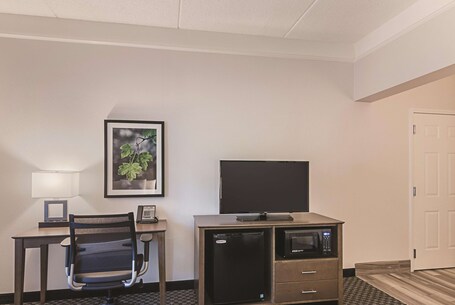 La Quinta Inn Suites by Wyndham Orlando UCF - Image 26