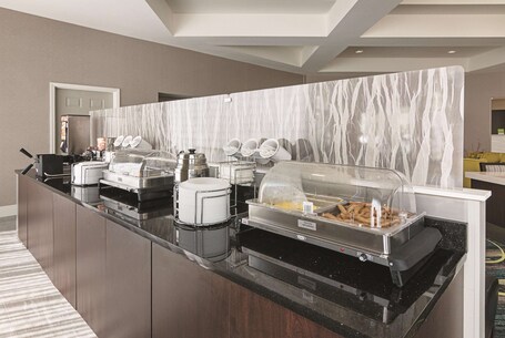 La Quinta Inn Suites by Wyndham Orlando UCF - Image 5