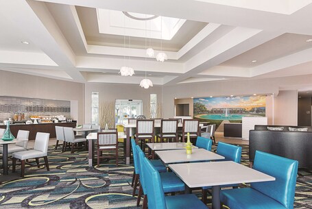 La Quinta Inn Suites by Wyndham Orlando UCF - Image 21