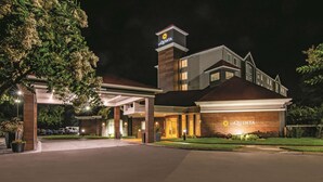 Un hôtel reconnaissable à son panneau « La Quinta » bien visible, à son entrée abritée et à son allée d’accès bien éclairée.