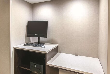 La Quinta Inn Suites by Wyndham Orlando UCF - Image 27