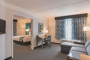 Deluxe Suite, 1 King Bed, Non Smoking, Pool View | Premium bedding, down comforters, pillowtop beds, desk - La Quinta Inn & Suites by Wyndham Orlando UCF (Orlando)