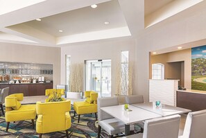 Free daily continental breakfast - La Quinta Inn & Suites by Wyndham Orlando UCF (Orlando)