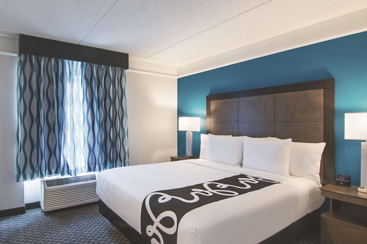Suite Deluxe, 1 très grand lit, non-fumeur, vue sur la piscine | Literie de qualité, couette en duvet, lit avec matelas à plateau-coussin