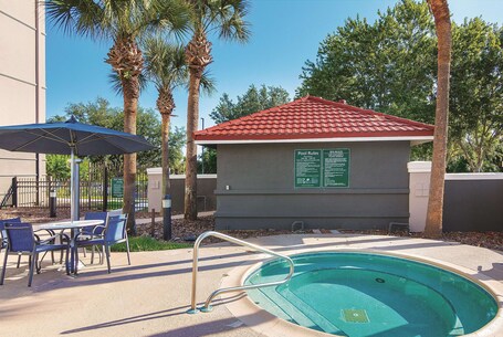 La Quinta Inn Suites by Wyndham Orlando UCF - Image 18