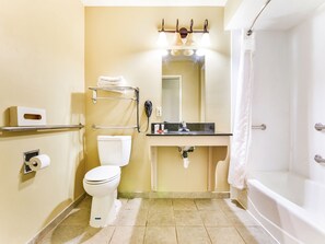 Shower, free toiletries, hair dryer, towels - OYO Townhouse Oklahoma City Airport (Oklahoma City)