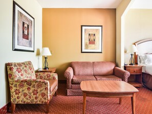 Desk, iron/ironing board, free WiFi, bed sheets - OYO Townhouse Oklahoma City Airport (Oklahoma City)