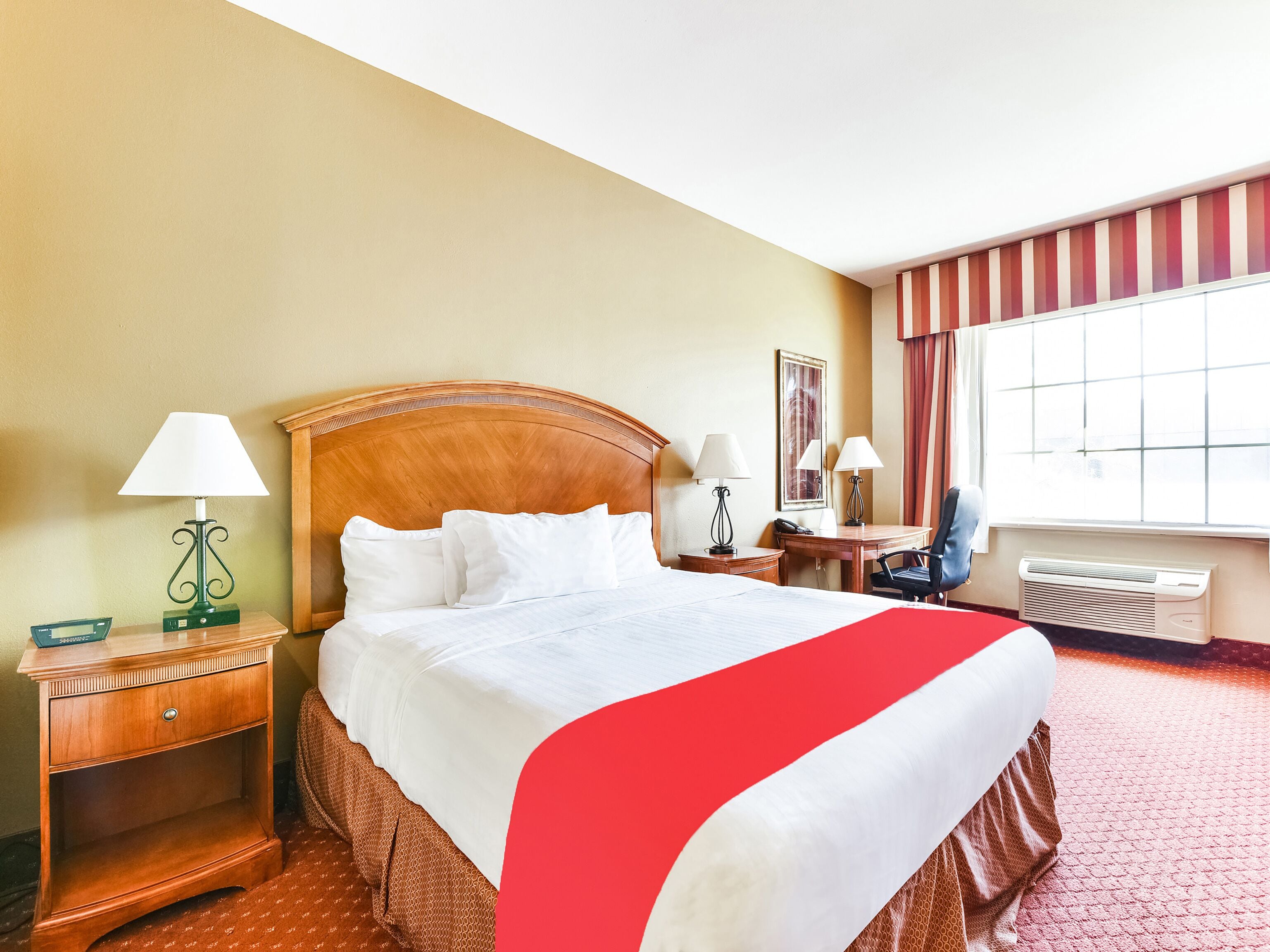 Bàn, bàn ủi/dụng cụ ủi quần áo, truy cập Internet không dây miễn phí 