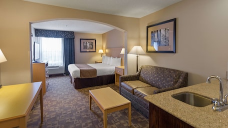 Desk, laptop workspace, iron/ironing board, free cribs/infant beds