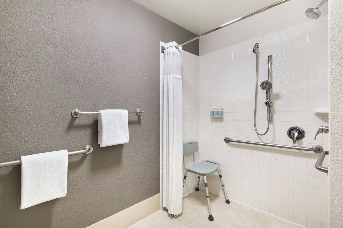 Phòng, 1 giường cỡ king và sofa giường (Mobility Accessible, Roll-In Shower) | Phòng tắm | Vòi sen/bồn tắm kết hợp, đồ dùng nhà tắm miễn phí, máy sấy tóc
