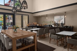 Free daily on-the-go breakfast - Residence Inn by Marriott San Diego Downtown (San Diego)