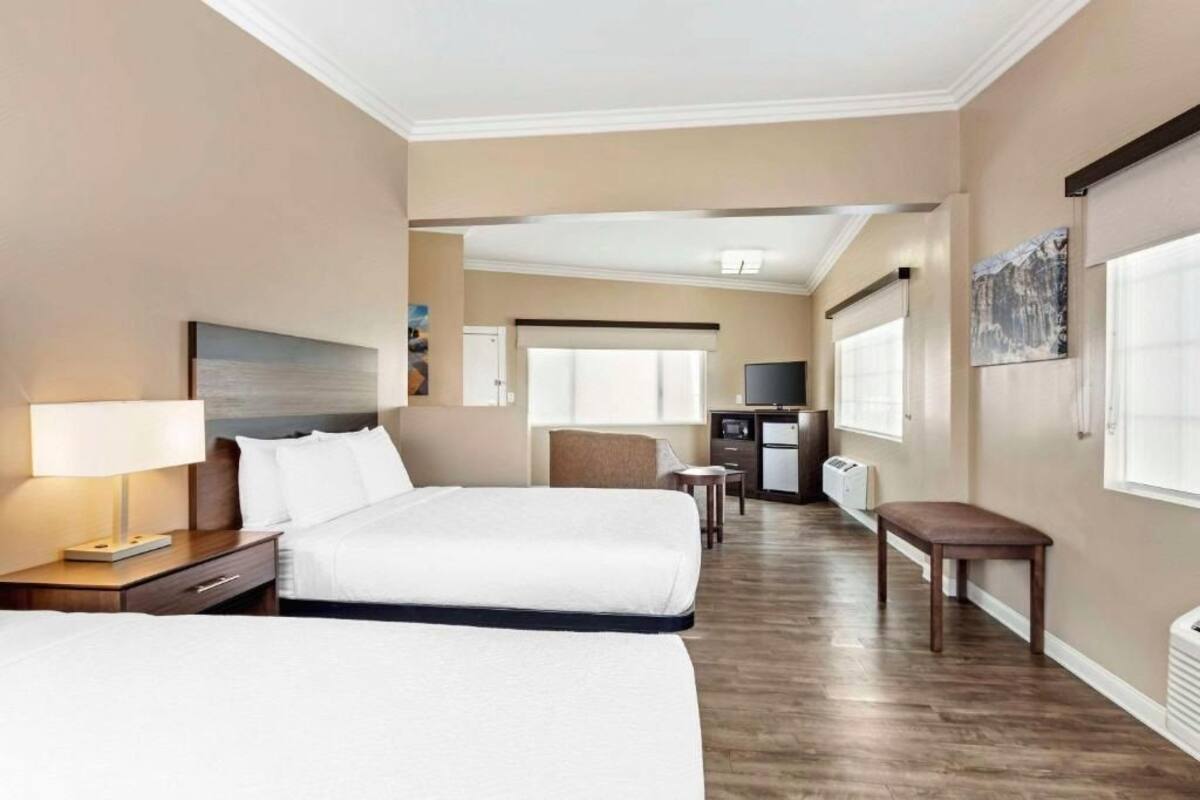 Laptop workspace, blackout curtains, iron/ironing board, free WiFi
