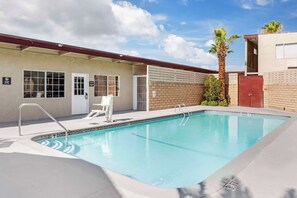 Utendørsbasseng og solsenger