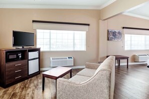 Family Suite, 2 Queen Beds, Non Smoking (with Sofabed) | Individually decorated, individually furnished, laptop workspace