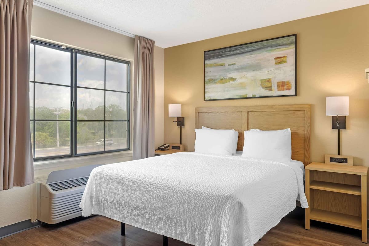 Deluxe Studio, 1 Queen Bed with Sofa bed, Non Smoking | Desk, laptop workspace, iron/ironing board, WiFi (free)