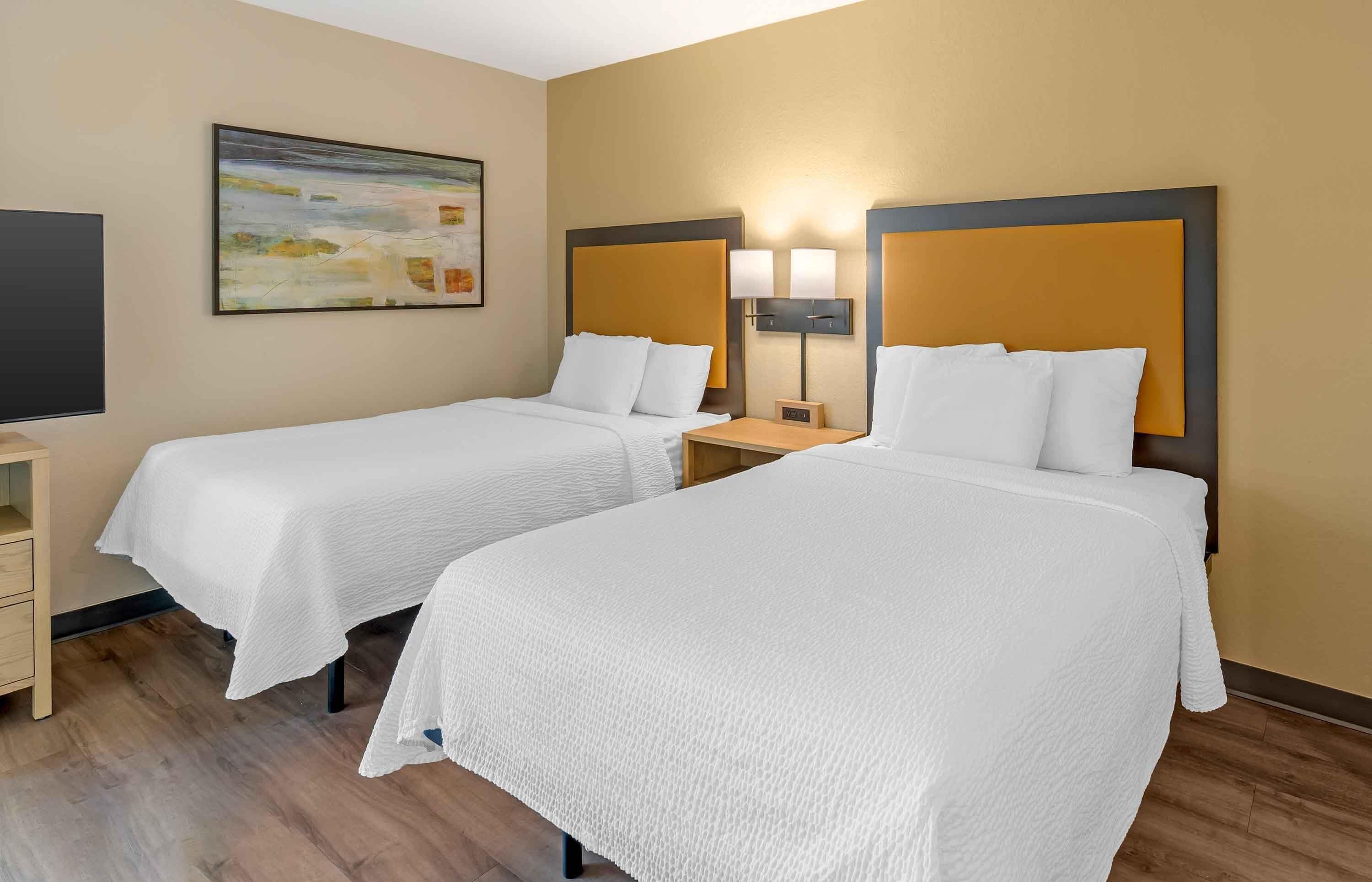 Deluxe Studio, Multiple Beds, Non Smoking | Desk, iron/ironing board, free WiFi, bed sheets