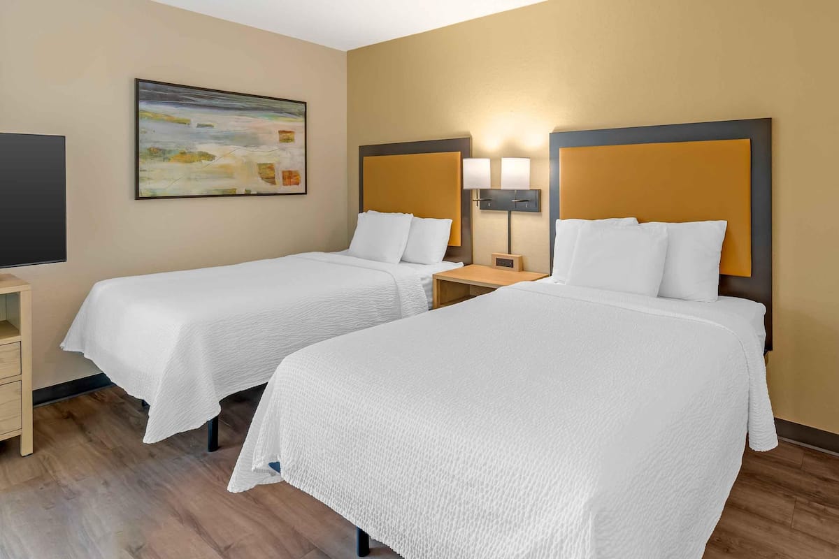 Deluxe Studio, Multiple Beds, Non Smoking | Desk, laptop workspace, iron/ironing board, WiFi (free)