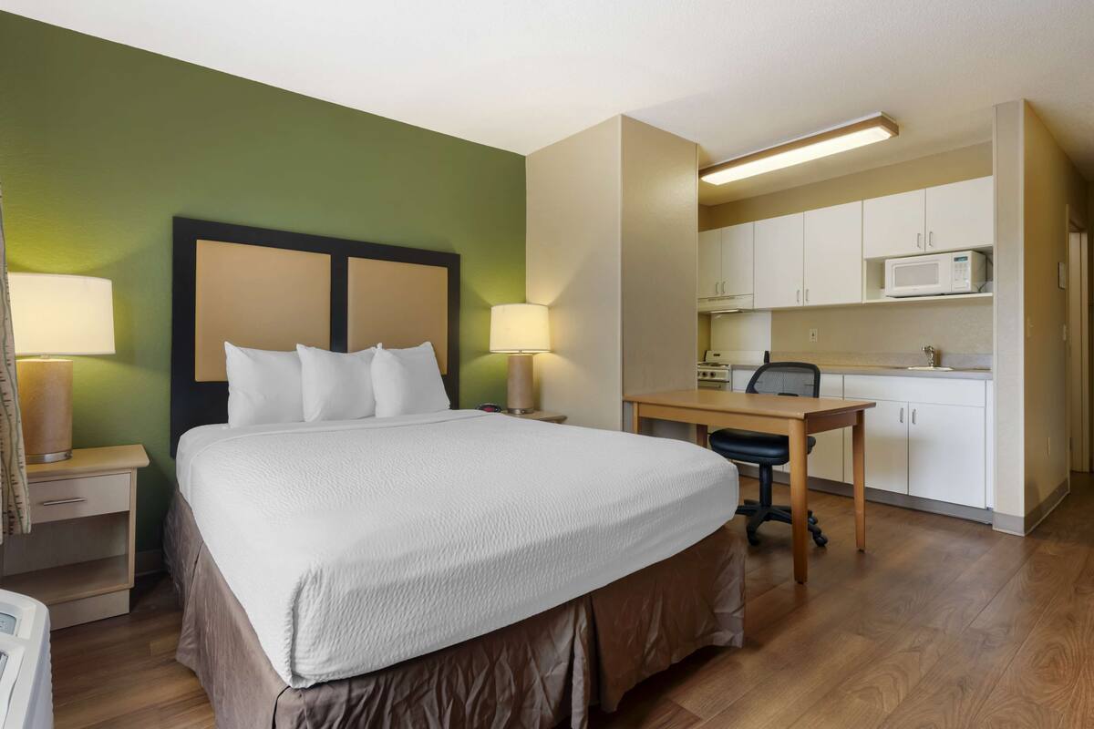 studio, 1 queen bed, non smoking | desk, iron/ironing board, free wifi, bed sheets