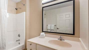 Deluxe Studio, Multiple Beds, Non Smoking | Bathroom | Combined shower/bathtub, free toiletries, hair dryer, towels