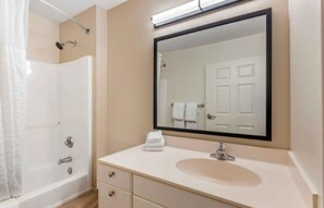 Deluxe Studio, Multiple Beds, Non Smoking | Bathroom | Combined shower/bathtub, free toiletries, hair dryer, towels - Extended Stay America Suites Melbourne Airport (Melbourne)