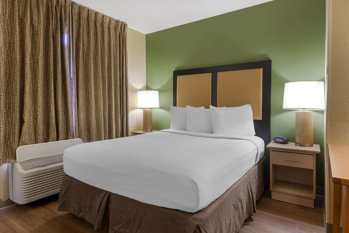 Studio, 1 Queen Bed, Non Smoking | Desk, iron/ironing board, free WiFi, bed sheets