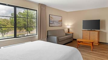 Deluxe Studio, 1 Queen Bed with Sofa bed, Accessible, Non Smoking