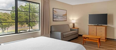 Deluxe Studio, 1 Queen Bed with Sofa bed, Accessible, Non Smoking | Desk, iron/ironing board, free WiFi, bed sheets
