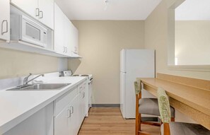 Full-sized fridge, microwave, stovetop, coffee/tea maker - Extended Stay America Suites Melbourne Airport (Melbourne)