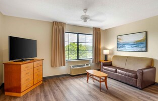 Desk, laptop workspace, iron/ironing board, free WiFi