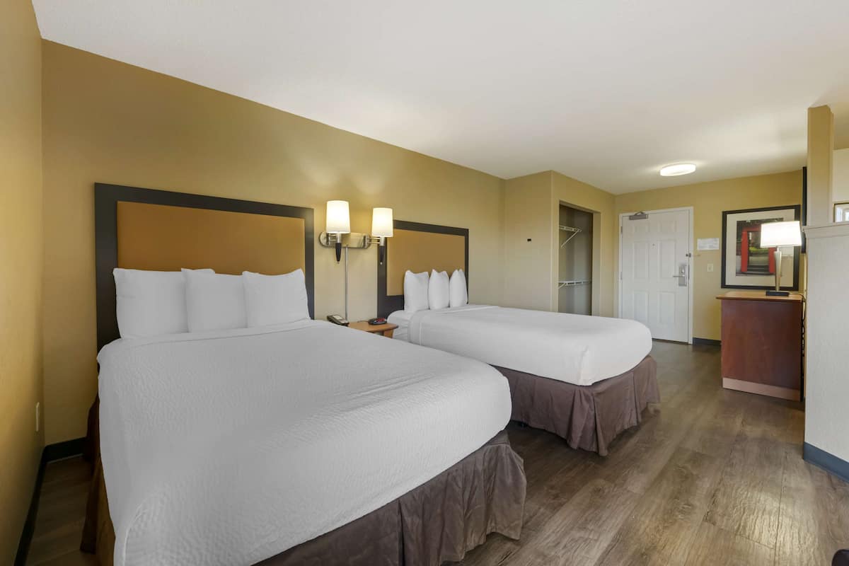 Deluxe Studio, Multiple Beds, Non Smoking | Desk, iron/ironing board, free WiFi, bed sheets
