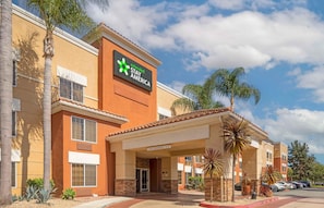 A hotel with a sign reading "extended STAY AMERICA" and a low clearance sign of 9'-6". - Extended Stay America Suites Los Angeles Torrance Del Amo Ci (Torrance)
