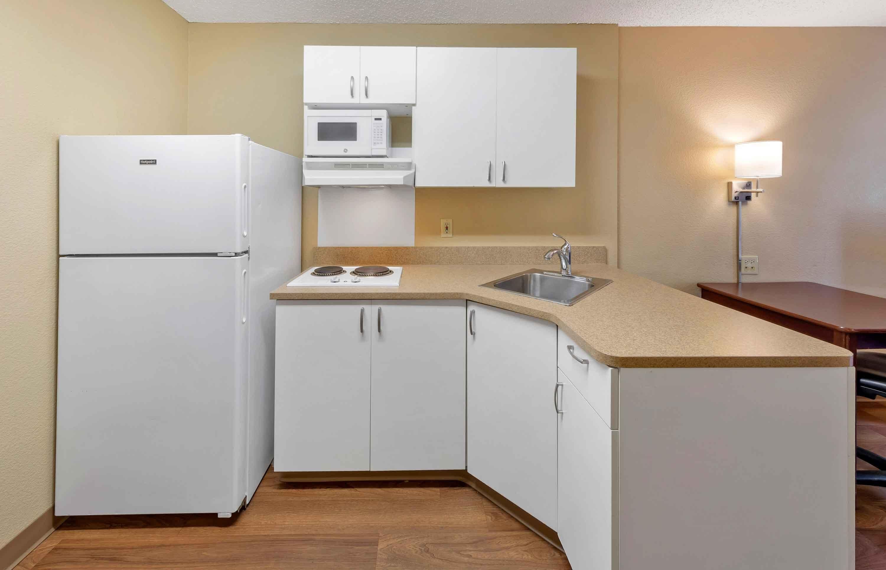 Coffee/tea maker, full-size fridge, microwave, stovetop