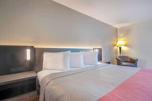 Desk, laptop workspace, free WiFi, bed sheets - Motel 6 Walton, KY - Richwood - Cincinnati Airport South (Walton)
