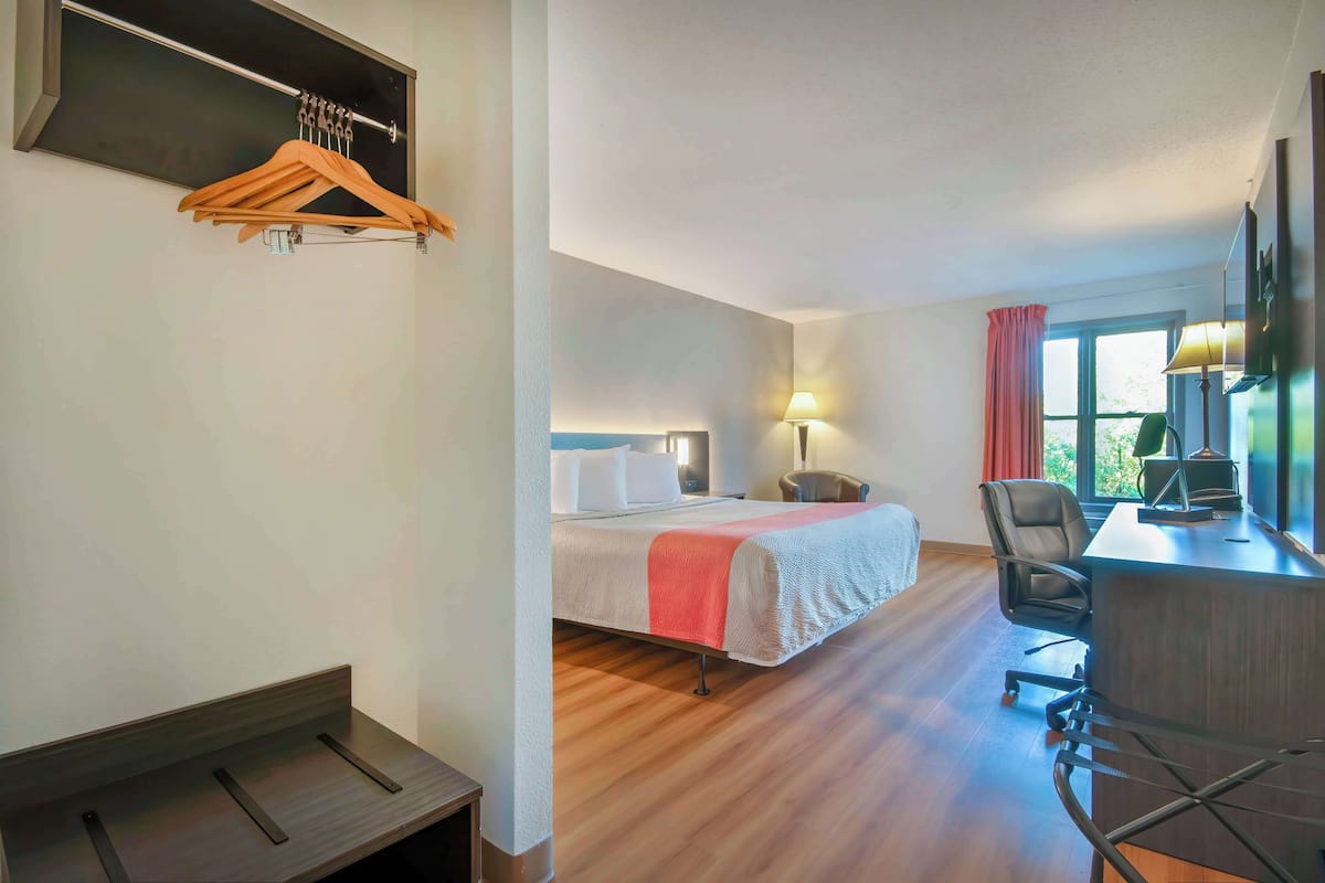 Een bureau, een laptopwerkplek, gratis wifi, beddengoed