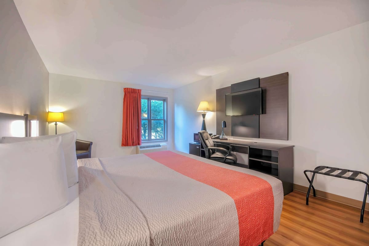 Een bureau, een laptopwerkplek, gratis wifi, beddengoed