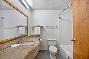 Combined shower/bathtub, towels