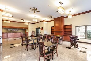 Breakfast area - Motel 6 Walton, KY - Richwood - Cincinnati Airport South (Walton)