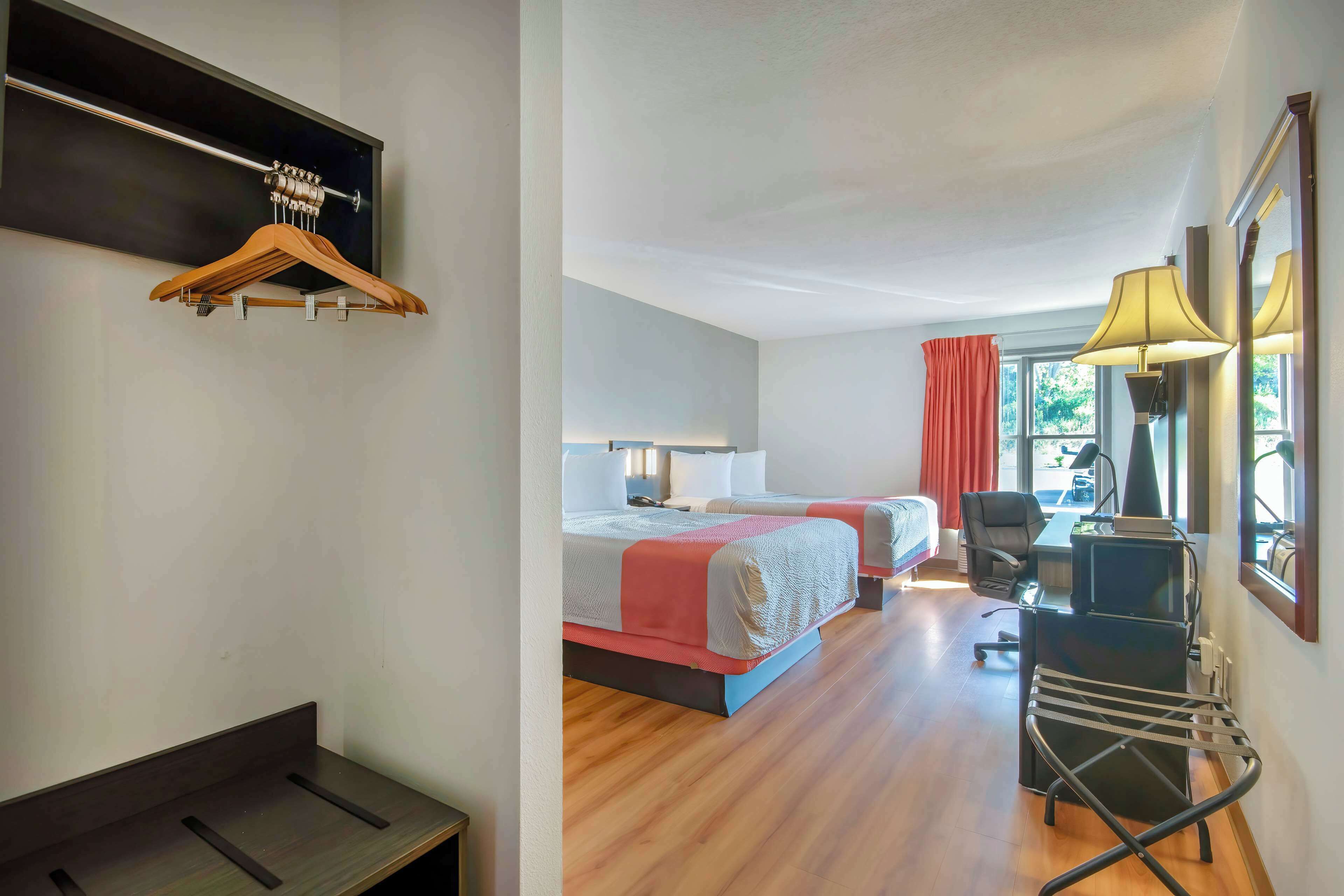 办公桌、笔记本电脑工作区、免费 WiFi、床单