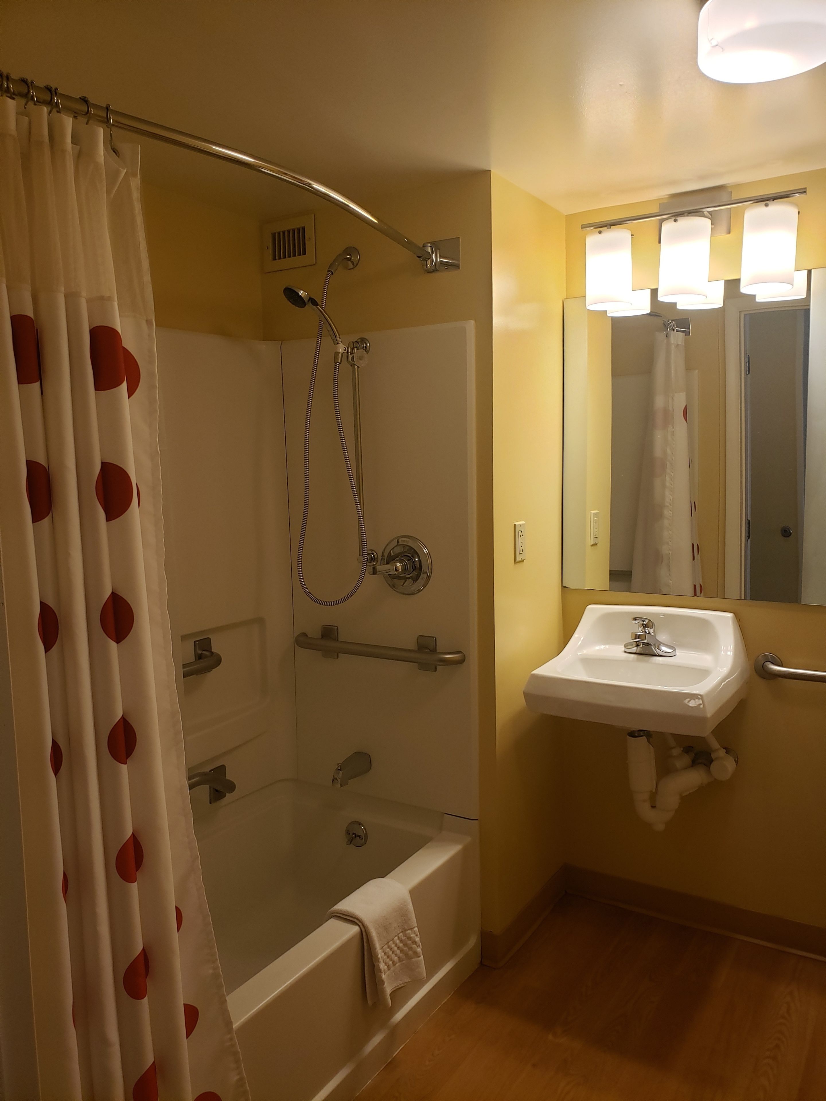 Un baño con ducha, bañera, lavabo y espejo.