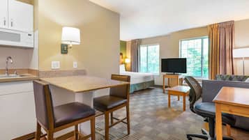 Deluxe Studio, 1 King Bed with Sofa bed, Non Smoking | Desk, iron/ironing board, free WiFi, bed sheets