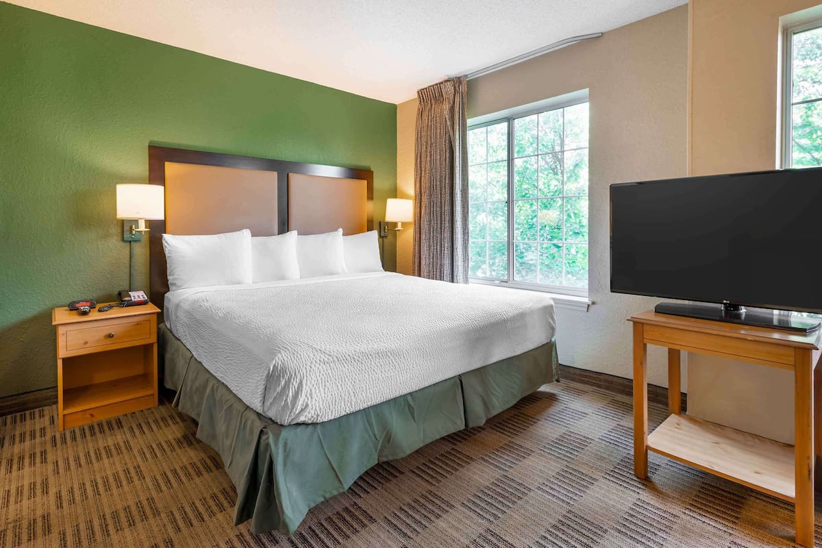 Deluxe Studio, 1 King Bed with Sofa bed, Non Smoking | Desk, iron/ironing board, free WiFi, bed sheets