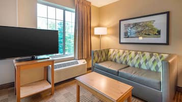 Deluxe Studio, 1 King Bed with Sofa bed, Non Smoking | Desk, iron/ironing board, free WiFi, bed sheets