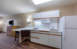 Studio, 2 grands lits, non-fumeurs | Cuisine privée | Grand réfrigérateur, micro-ondes, plaque de cuisson