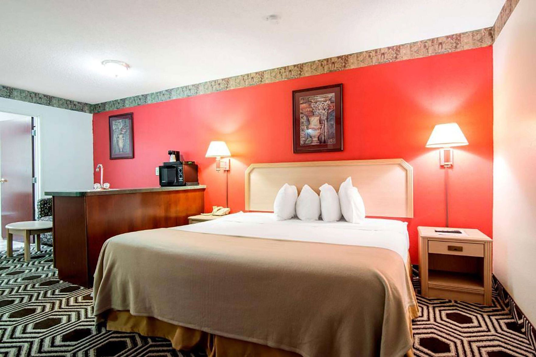 책상, 암막 커튼, 다리미/다리미판, 무료 유아용 침대