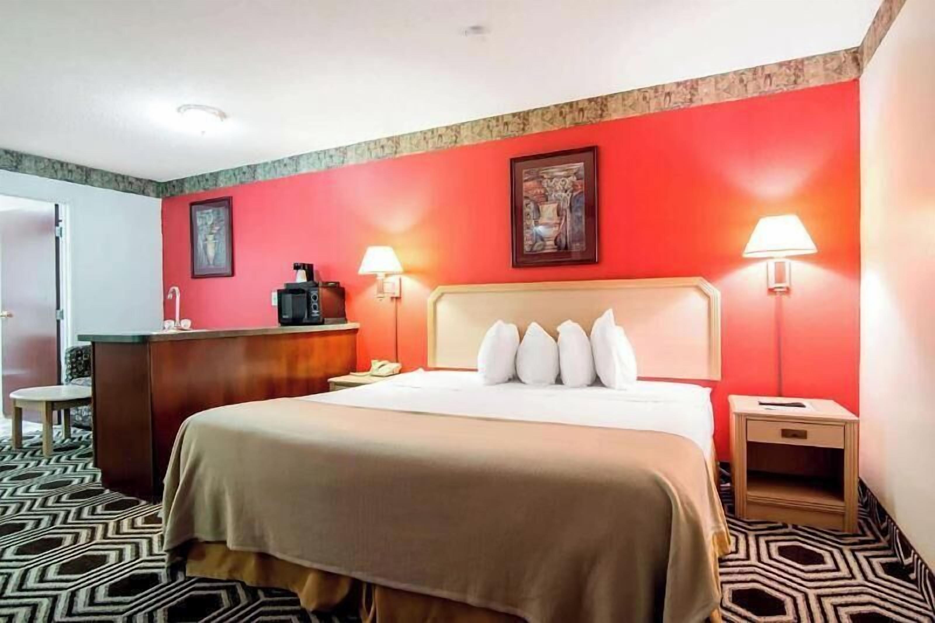 책상, 암막 커튼, 다리미/다리미판, 무료 유아용 침대