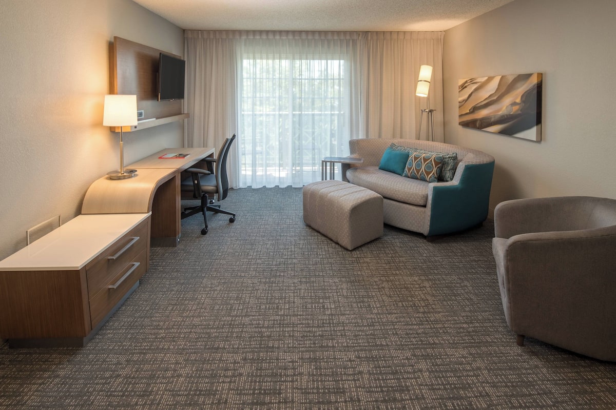 Suite, 1 King-Bett und Schlafsofa | Wohnbereich | Flachbildfernseher, Pay-TV