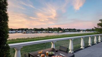 Breakfast, lunch and dinner served