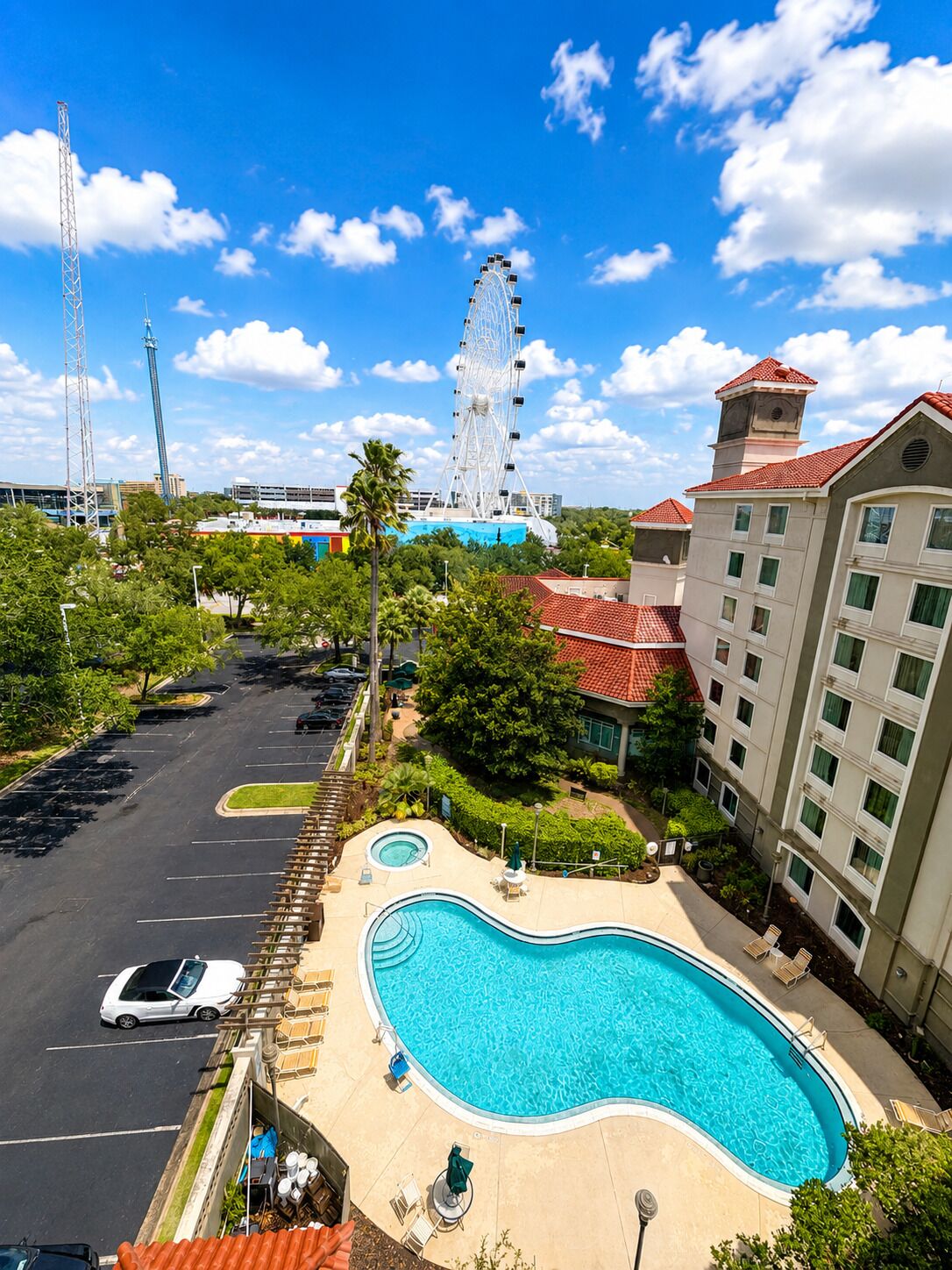 Un hôtel doté d’une piscine, d’une grande roue et d’un parking.